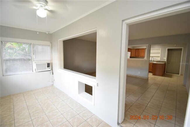 Building Photo - 402 S Comet Ave