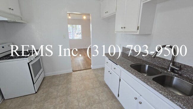 Foto del edificio - Detached Front House with Laundry Hookups and Garage Parking