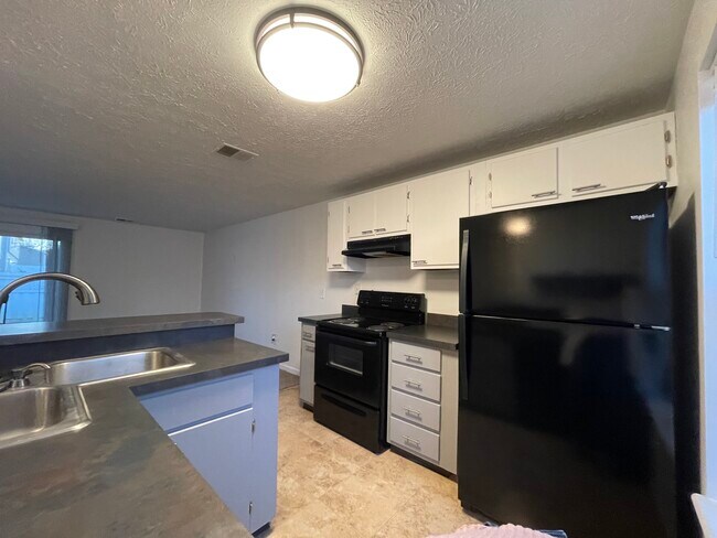 Building Photo - 2133 Chapel Dr