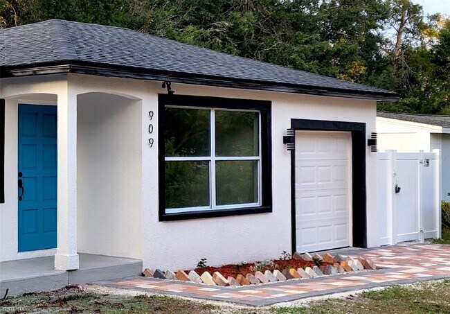 Building Photo - 3 br, 1 bath House - 909 i W Country Club ...