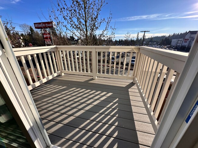 Building Photo - Like New Townhome with 2-car garage in Sil...