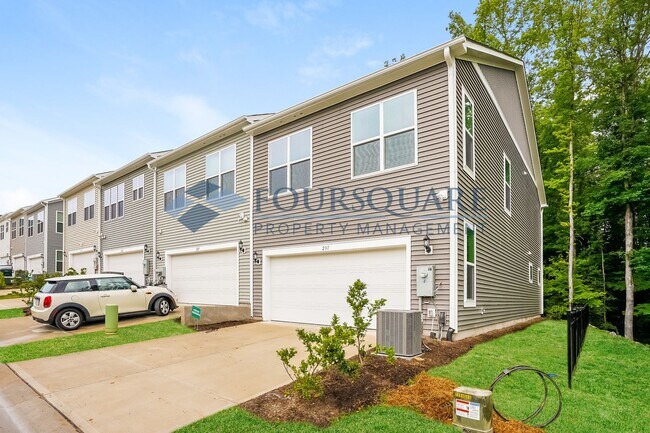 Building Photo - End Unit Townhome | 2nd Floor Loft  | Wash...