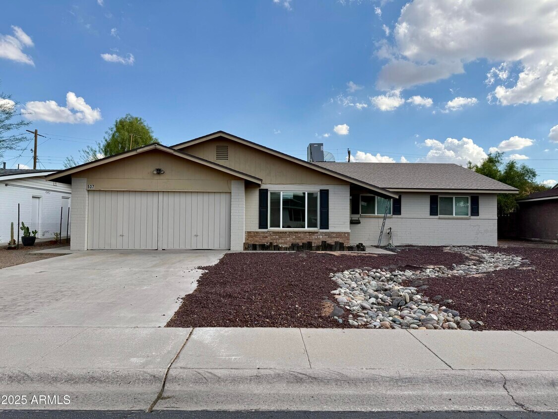 Foto principal - 537 E Laguna Dr