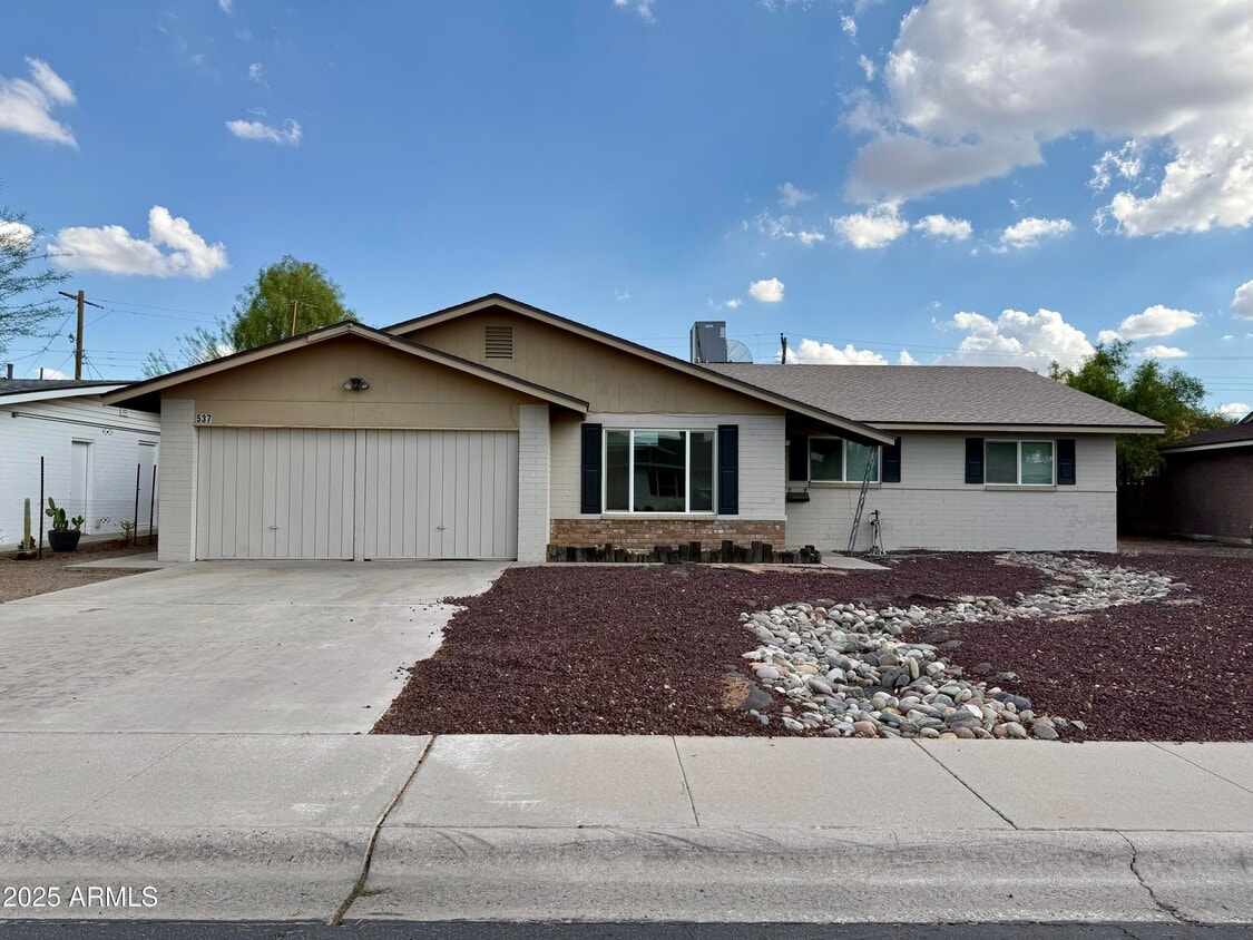 Primary Photo - 537 E Laguna Dr