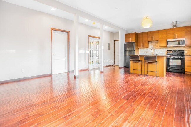 Building Photo - 546 30th St