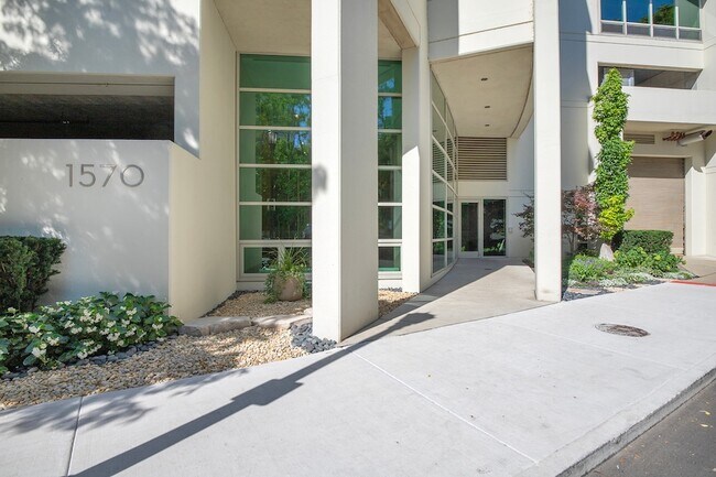 Foto del edificio - 1570 Elmwood Ave