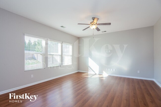 Foto del edificio - 6729 Barefoot Forest Dr