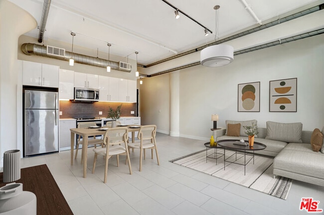 Building Photo - 939 S Broadway