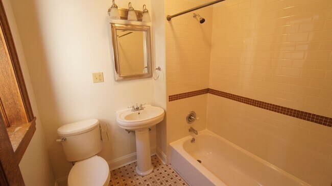 Foto del edificio - 3047 W Logan Blvd