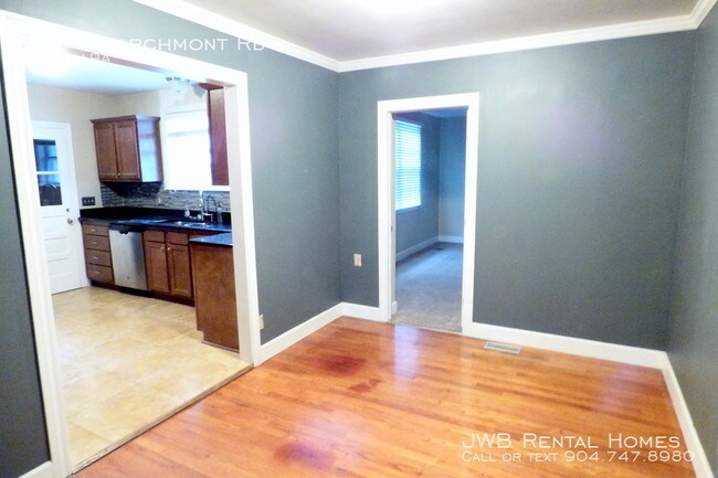 Building Photo - 2270 Larchmont Rd