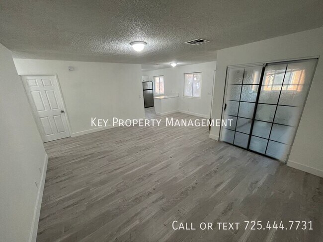 Building Photo - UPSTAIRS 3 BEDROOM 2 BATH WITH 1 CAR GARAGE