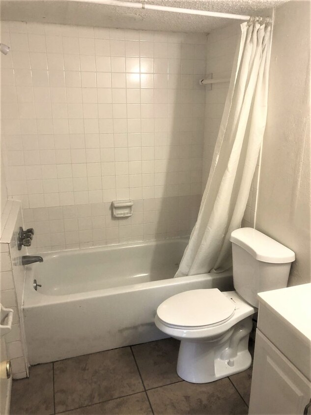 Foto principal - HUGE 1BR/1BA Lakeland Ground Floor Apartme...