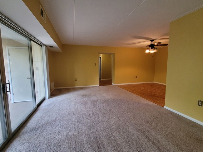 Building Photo - 2 Bedroom Condo - Greentree - Many Ameniti...