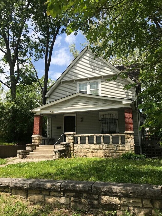 Primary Photo - 4 bd / 2 ba KCK off 7th St - Cute home rea...