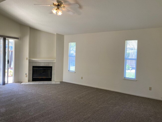 Building Photo - REDUCED!!! Great Location in College Green...