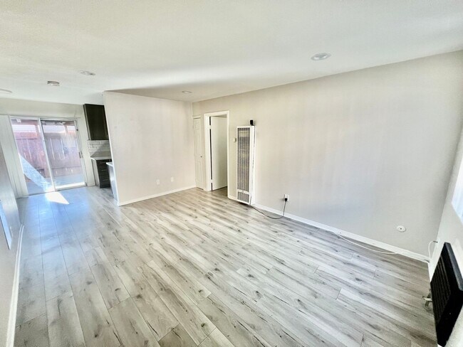 Building Photo - Stunning 1 Bedroom/1 Bath Condo in Lakeside!