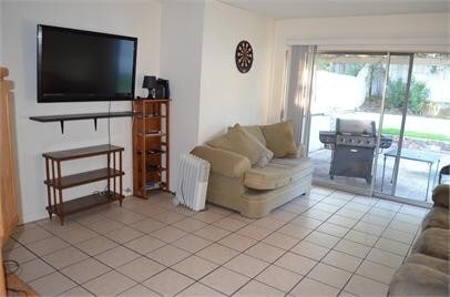 Foto del edificio - 6 Bedroom 3 Bathroom House on Corner lot- LARGE ROOMS