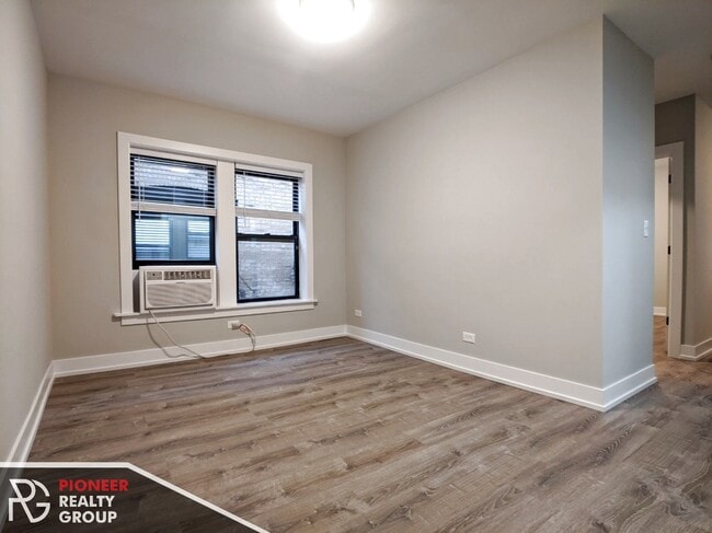 Building Photo - 711 W Brompton Ave