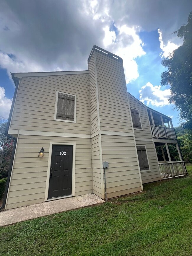 Building Photo - 102 Welch Pl