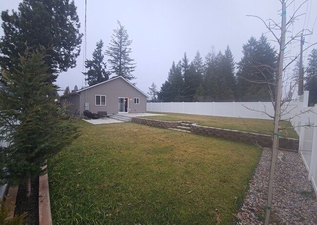 Building Photo - Single-level home with private yard