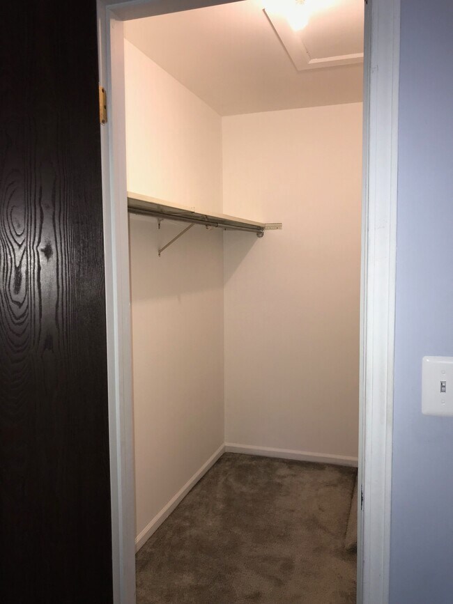 Walk in closet in master bedroom - 420 Tanglewood Ct