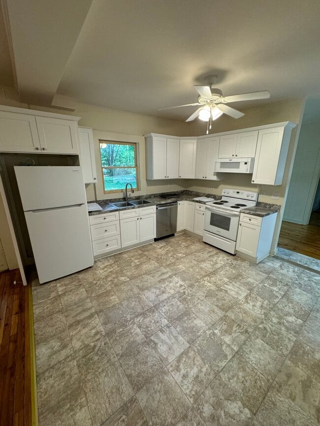 Building Photo - Quiet Forested 2 Bedroom Unit
