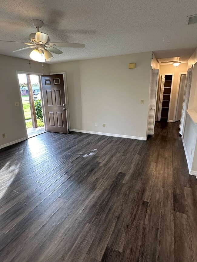 Building Photo - MOVE IN SPECIAL- Lovely 2/2 Duplex Home fo...