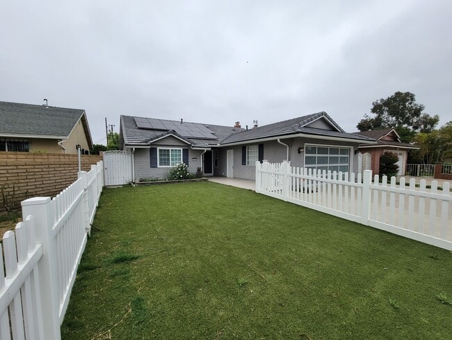 Building Photo - Rare 4 Bed, 2 Bath House