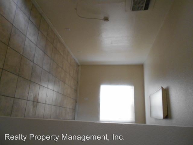 Building Photo - 729 N Fisher Ave