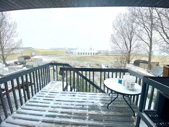 Building Photo - For Rent: Charming 3-Level Townhome in Qui...