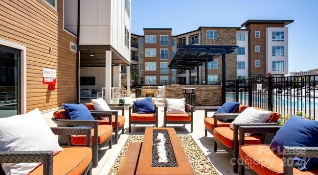 Foto del edificio - 6408 Providence Farm Ln