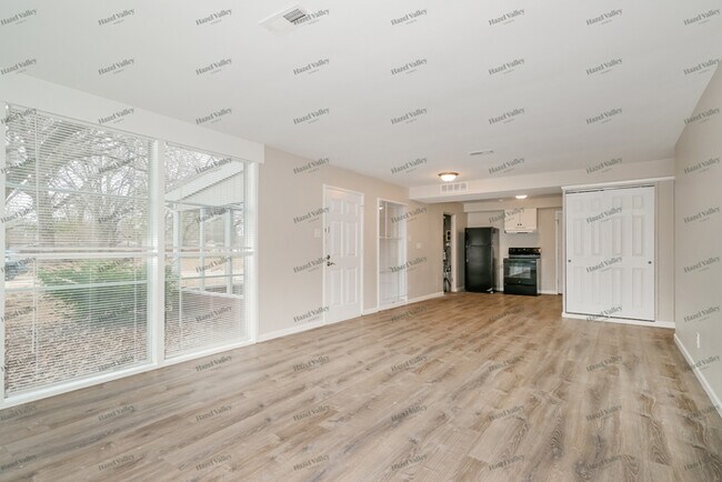 Building Photo - 6827 Woodhurst Dr