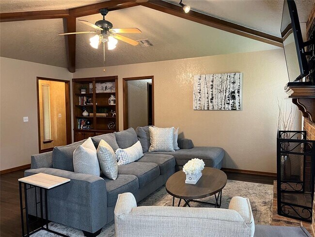 Foto del edificio - 512 Cypress Dr