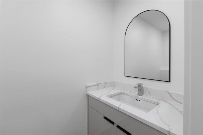 Building Photo - 4 bedroom in Chicago IL 60647