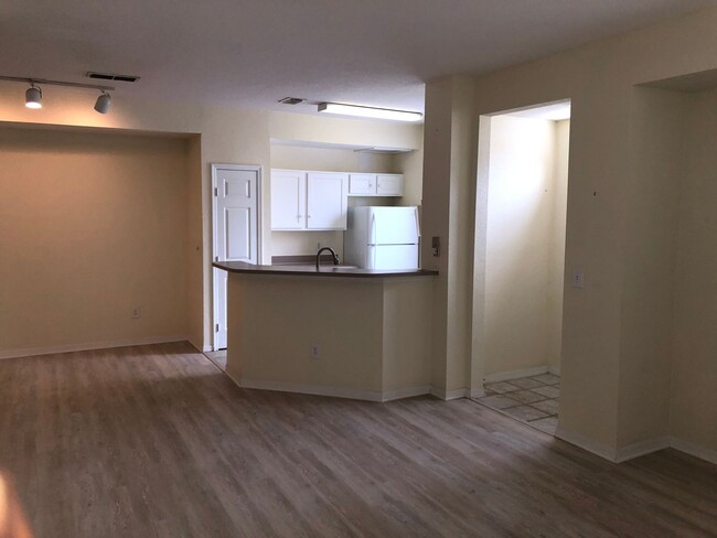 Building Photo - Bishops Court Condominium -  1 bedroom 1 b...