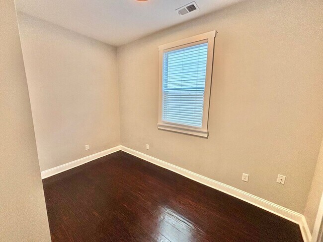 Foto del edificio - 513 E Ormsby Ave