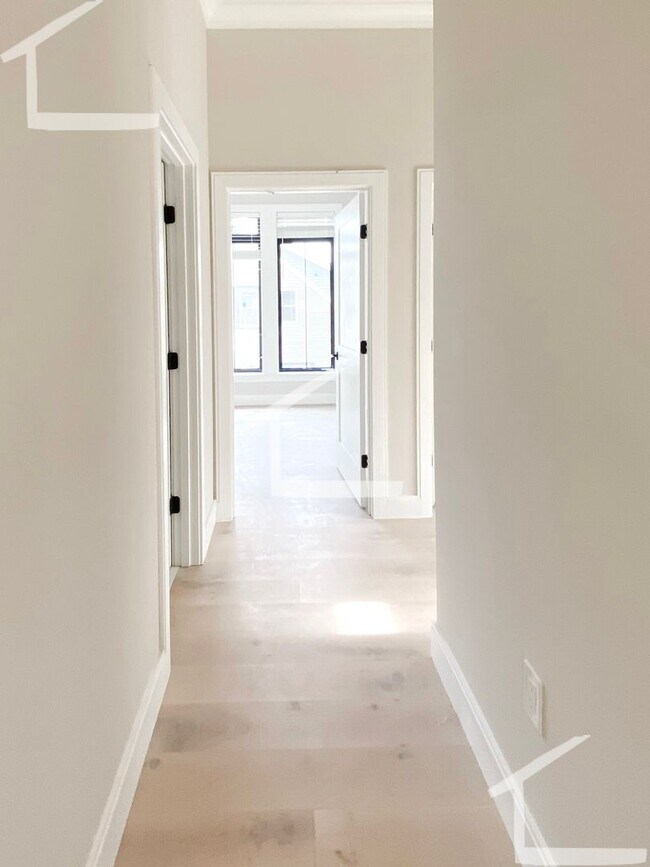 Foto del edificio - Renovated 3 bed and 2 bath with in unit la...