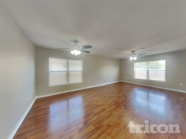 Foto del edificio - 7302 Lumber Port Dr