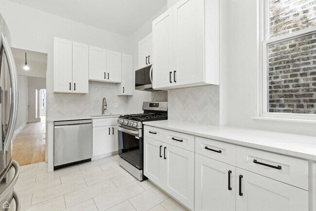 Building Photo - 909 W Addison St