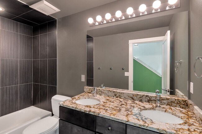 Building Photo - 3 Bed in RiNo w/ RoofTop Patio!