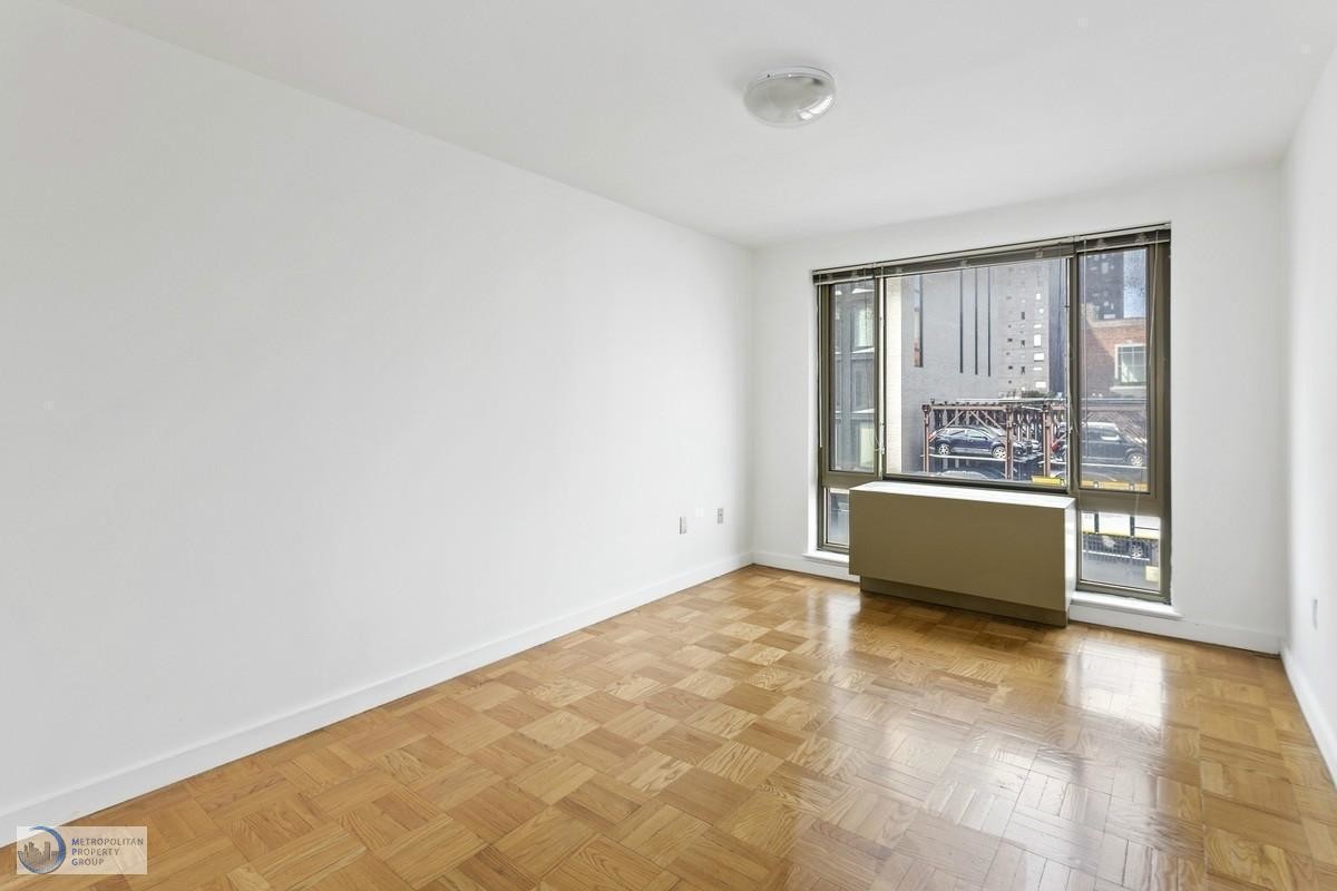 Primary Photo - 360 W 20th St