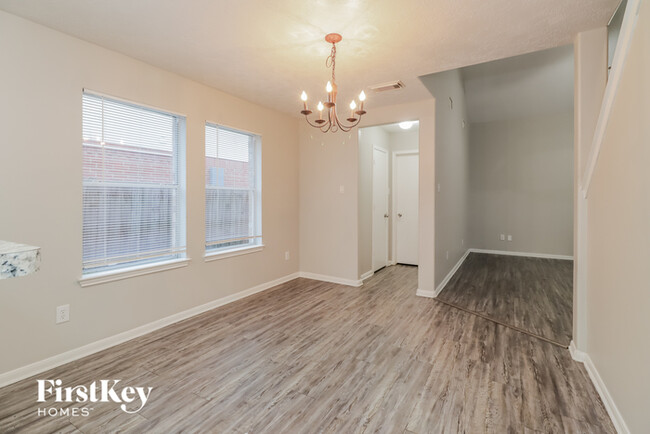 Foto del edificio - 6706 Windy River Ln
