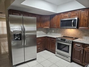 Building Photo - 7910 NW 70th Ct