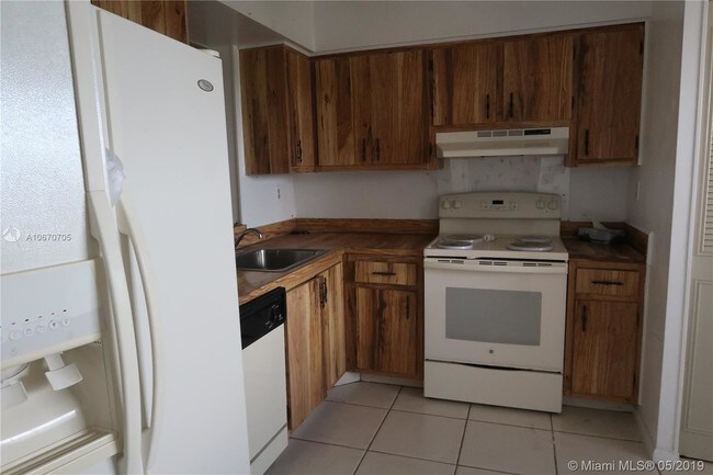 Foto del edificio - 7210 Lake Cir Dr