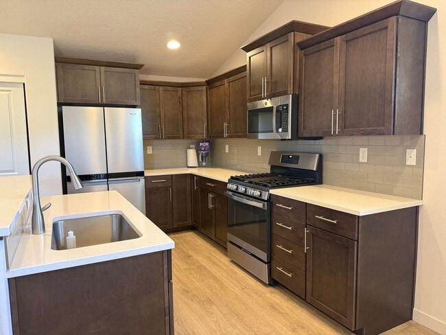Building Photo - 3 Bedroom / 2 Bathroom in NW Redmond OR