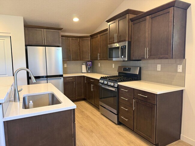 Foto del edificio - 3 Bedroom / 2 Bathroom in NW Redmond OR
