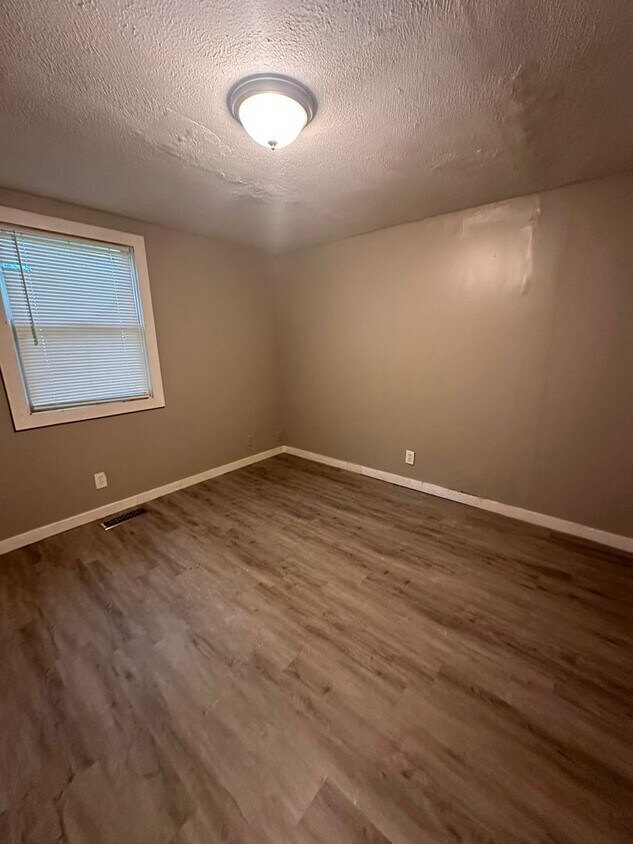 Building Photo - 3bedrooms 1 full bathroom. The house is ve...