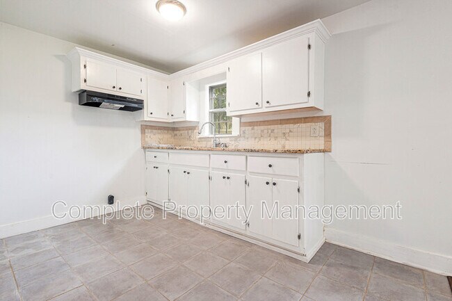 Building Photo - 213 5th St