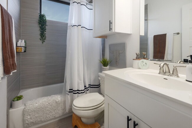 Building Photo - Spacious 3-Bedroom Townhouse Retreat