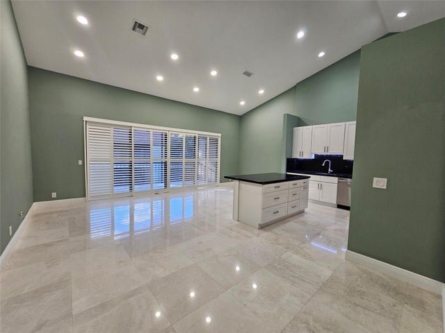 Building Photo - 5770 Coach House Cir